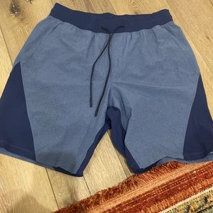 Mens lululemon shorts size L with liner and pockets